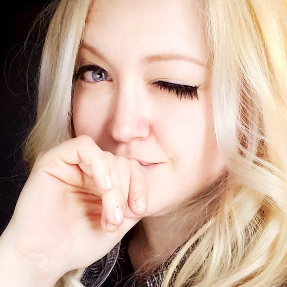 Hi! I'm Erin. - Picture 2 of 2